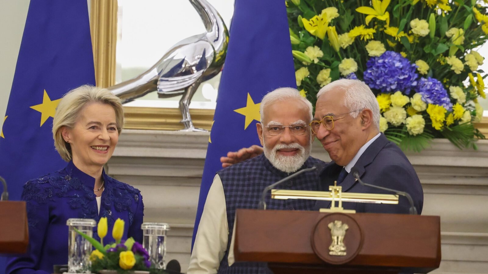 भारत और यूरोपीय संघ के 27 देशों के बीच ऐतिहासिक मुक्त व्यापार समझौते (एफटीए) पर सहमति बन गई है। प्रधानमंत्री नरेंद्र मोदी ने इसे ‘मदर ऑफ ऑल डील्स’ बताते हुए कहा कि यह भारत और यूरोप के करोड़ों लोगों के लिए नए अवसर खोलेगा। इस समझौते से वैश्विक जीडीपी के करीब 25 प्रतिशत और वैश्विक व्यापार के लगभग एक-तिहाई हिस्से को मजबूती मिलेगी। इससे भारत में विनिर्माण, सेवा क्षेत्र, निर्यात और निवेश को बड़ा बढ़ावा मिलेगा।