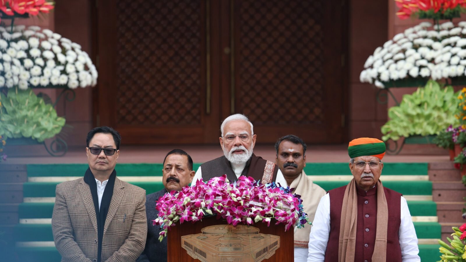 प्रधानमंत्री नरेंद्र मोदी ने संसद के बजट सत्र से पहले सभी सांसदों से सदन की कार्यवाही सुचारू रूप से चलाने में सहयोग की अपील की है। उन्होंने कहा कि यह समय व्यवधान नहीं बल्कि समाधान का है और देश को विकास के अगले 25 वर्षों के लिए निर्णायक फैसलों की जरूरत है। राष्ट्रपति के अभिभाषण और आगामी बजट का उल्लेख करते हुए पीएम मोदी ने कहा कि यह सत्र देश की प्रगति के लिए बेहद महत्वपूर्ण है।