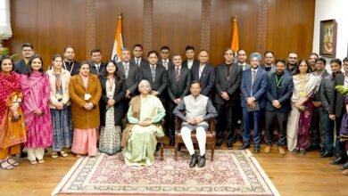 वैश्विक अनिश्चितताओं और भू-राजनीतिक तनावों के बीच आम बजट 2026-27 सरकार के लिए बड़ी चुनौती साबित हो सकता है। वित्त मंत्री निर्मला सीतारमण विकास की रफ्तार, राजकोषीय अनुशासन और रोजगार-कल्याण के बीच संतुलन साधने की कोशिश करेंगी। रक्षा, अवसंरचना, हरित ऊर्जा, एमएसएमई और सामाजिक सुरक्षा पर फोकस रहने की उम्मीद है। निवेशकों को बड़ी घोषणाओं से ज्यादा लक्षित उपायों की आस है।