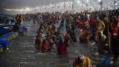 तीर्थराज प्रयागराज में माघ मेला-2026 का शुभारंभ पौष पूर्णिमा के पावन स्नान से हुआ। भोर से ही संगम और घाटों पर श्रद्धालुओं की भारी भीड़ उमड़ पड़ी। योगी आदित्यनाथ के निर्देश पर की गई व्यवस्थाओं से श्रद्धालु गदगद दिखे। शाम तक 22 लाख से अधिक लोगों ने त्रिवेणी में स्नान किया, वहीं चार लाख से अधिक कल्पवासियों ने गंगा तट पर कल्पवास का संकल्प लिया। सुरक्षा, स्वच्छता और प्रबंधन ने मेले को भव्य बना दिया।