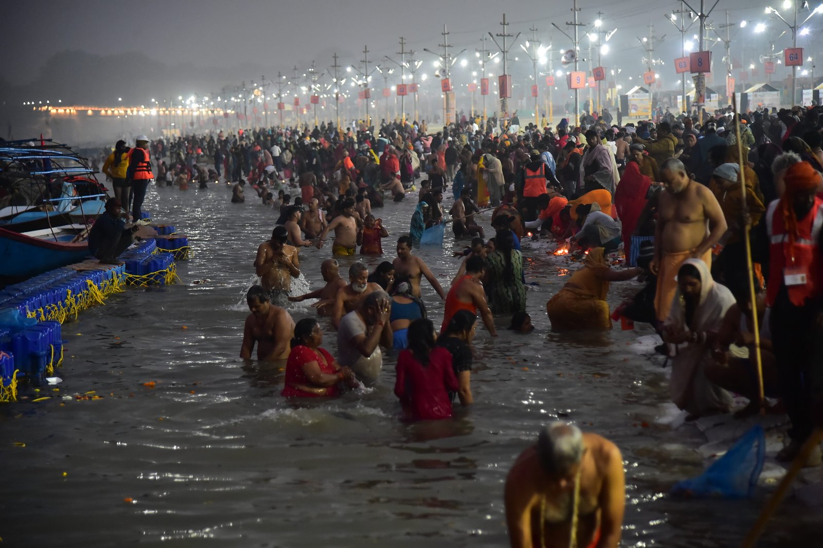 तीर्थराज प्रयागराज में माघ मेला-2026 का शुभारंभ पौष पूर्णिमा के पावन स्नान से हुआ। भोर से ही संगम और घाटों पर श्रद्धालुओं की भारी भीड़ उमड़ पड़ी। योगी आदित्यनाथ के निर्देश पर की गई व्यवस्थाओं से श्रद्धालु गदगद दिखे। शाम तक 22 लाख से अधिक लोगों ने त्रिवेणी में स्नान किया, वहीं चार लाख से अधिक कल्पवासियों ने गंगा तट पर कल्पवास का संकल्प लिया। सुरक्षा, स्वच्छता और प्रबंधन ने मेले को भव्य बना दिया।