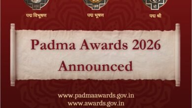 केंद्र सरकार ने 77वें गणतंत्र दिवस की पूर्व संध्या पर वर्ष 2026 के पद्म पुरस्कारों की घोषणा की है। इस वर्ष कुल 131 हस्तियों को पद्म विभूषण, पद्म भूषण और पद्म श्री से सम्मानित किया जाएगा। इनमें 19 महिलाएं और छह विदेशी नागरिक या प्रवासी भारतीय शामिल हैं। 16 विभूतियों को यह सम्मान मरणोपरांत दिया जाएगा। पुरस्कार मार्च-अप्रैल में राष्ट्रपति द्वारा विशेष समारोह में प्रदान किए जाएंगे।