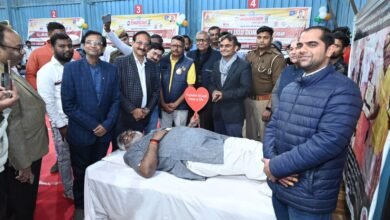 वाराणसी में “एक रक्तदान, देश के नाम” मेगा रक्तदान शिविर का भव्य आयोजन किया गया, जिसमें 663 से अधिक लोगों ने भागीदारी की और 413 यूनिट रक्त एकत्र कर सैकड़ों जरूरतमंद मरीजों को जीवनदान मिला। रोटरी वाराणसी रीजन, BNI वाराणसी रीजन, काशी रक्तदान नेत्रदान कुटुम्ब समिति एवं PNU क्लब के संयुक्त प्रयास से यह शिविर सेवा, संवेदना और सामाजिक उत्तरदायित्व का सशक्त उदाहरण बना। प्रशासनिक अधिकारियों और विशिष्ट अतिथियों की उपस्थिति ने आयोजन को ऐतिहासिक बना दिया।