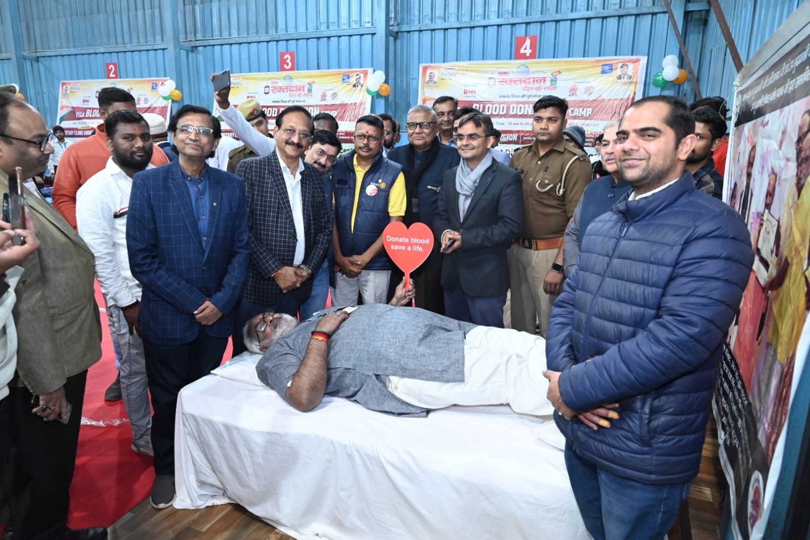 वाराणसी में “एक रक्तदान, देश के नाम” मेगा रक्तदान शिविर का भव्य आयोजन किया गया, जिसमें 663 से अधिक लोगों ने भागीदारी की और 413 यूनिट रक्त एकत्र कर सैकड़ों जरूरतमंद मरीजों को जीवनदान मिला। रोटरी वाराणसी रीजन, BNI वाराणसी रीजन, काशी रक्तदान नेत्रदान कुटुम्ब समिति एवं PNU क्लब के संयुक्त प्रयास से यह शिविर सेवा, संवेदना और सामाजिक उत्तरदायित्व का सशक्त उदाहरण बना। प्रशासनिक अधिकारियों और विशिष्ट अतिथियों की उपस्थिति ने आयोजन को ऐतिहासिक बना दिया।