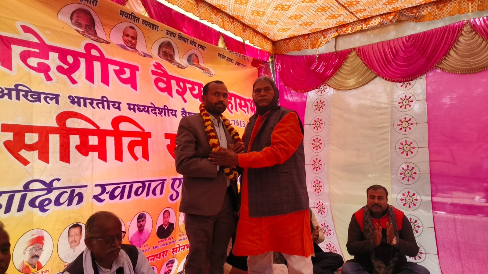 अनपरा, सोनभद्र में मद्धेशिय वैश्य महासभा नगर इकाई के तत्वावधान में खिचड़ी महाप्रसाद कार्यक्रम श्रद्धा और सामाजिक समरसता के साथ सम्पन्न हुआ। जिलाध्यक्ष बैजनाथ मद्धेशिया के निर्देशन में आयोजित कार्यक्रम का शुभारंभ त्रिलोकी नाथ व कुलगुरु बाबा गणिनाथ जी महाराज की पूजा-अर्चना से हुआ। मुख्य अतिथि बी.एन. गुप्ता ने एकता का संदेश दिया। कार्यक्रम में लगभग 3000 लोगों ने महाप्रसाद ग्रहण किया।