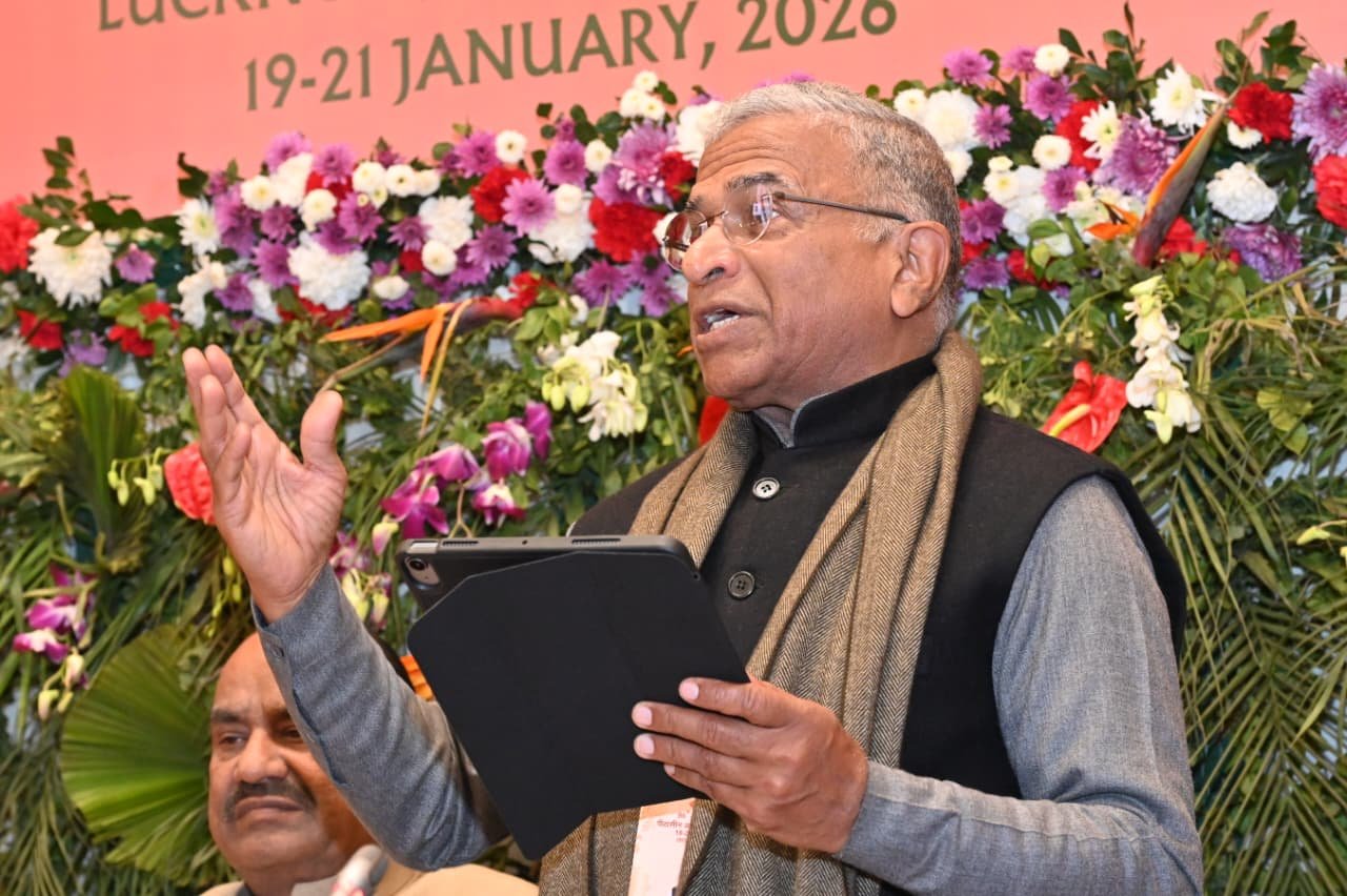 उत्तर प्रदेश विधानसभा मंडप में 86वें अखिल भारतीय पीठासीन अधिकारी सम्मेलन का समापन हुआ। राज्यसभा के उपसभापति हरिवंश ने सम्मेलन की चर्चाओं को सार्थक बताते हुए यूपी की आर्थिक प्रगति, गरीबी उन्मूलन और विजन डॉक्यूमेंट-2047 की सराहना की। उन्होंने कहा कि सुधारवादी शासन, तकनीक और सहभागिता के बल पर उत्तर प्रदेश विकसित भारत के लक्ष्य में महत्वपूर्ण योगदान दे रहा है।