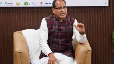 केंद्रीय कृषि मंत्री शिवराज सिंह चौहान ने सीड एक्ट 2026 को किसानों की सुरक्षा और बीज गुणवत्ता के लिए ऐतिहासिक कदम बताया। नए कानून के तहत हर बीज पर QR कोड होगा, जिससे उसकी पूरी ट्रेसिबिलिटी संभव होगी। नकली या घटिया बीज बेचने वालों पर 30 लाख रुपये तक जुर्माना और जेल का प्रावधान किया गया है। साथ ही परंपरागत बीजों पर कोई पाबंदी नहीं होगी और राज्यों के अधिकार यथावत रहेंगे।