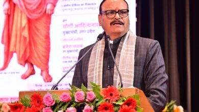 लखनऊ के इंदिरा गांधी प्रतिष्ठान में राष्ट्रीय युवा दिवस कार्यक्रम को संबोधित करते हुए ब्रजेश पाठक ने स्वामी विवेकानंद के शिकागो व्याख्यान का उल्लेख करते हुए युवाओं से आत्मविश्वास, अनुशासन और चरित्र निर्माण पर जोर दिया। उन्होंने कहा कि भारत की असली ताकत उसके युवा हैं, जो आज नरेन्द्र मोदी और योगी आदित्यनाथ के नेतृत्व में अवसर खोजने वाले नहीं, बल्कि अवसर बनाने वाले बन रहे हैं।