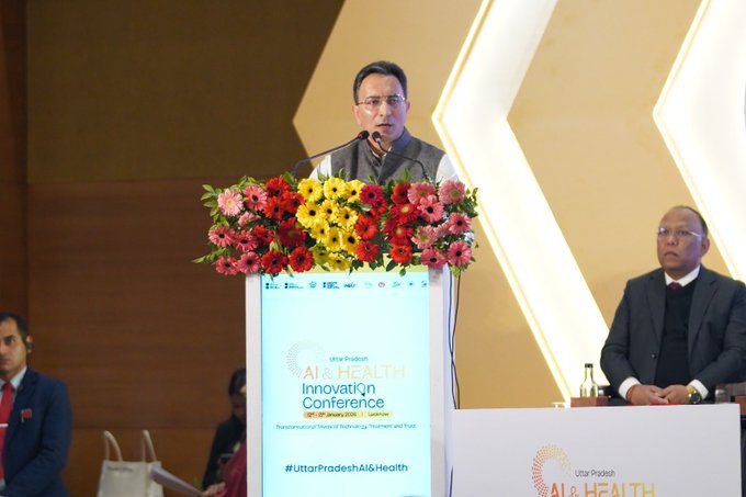 लखनऊ में आयोजित ‘यूपी एआई एंड हेल्थ इनोवेशन कॉन्फ्रेंस’ में केन्द्रीय मंत्री जितिन प्रसाद ने कहा कि उत्तर प्रदेश अब केवल निवेश नहीं, बल्कि टेक्नोलॉजी और आर्टिफिशियल इंटेलिजेंस का प्रमुख केंद्र बनता जा रहा है। योगी आदित्यनाथ के नेतृत्व में प्रदेश डिजिटल हेल्थ, एआई और उभरती तकनीकों में तेजी से आगे बढ़ रहा है। उन्होंने कहा कि एआई आधारित कृषि और स्वास्थ्य नवाचारों का अगला बड़ा केंद्र यूपी के टियर-2 व टियर-3 शहर होंगे। सम्मेलन में ब्रजेश पाठक, विनोद कुमार पॉल और सुनील कुमार शर्मा ने भी डिजिटल परिवर्तन और एआई के भविष्य पर विचार रखे।