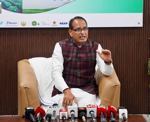 केंद्रीय कृषि मंत्री शिवराज सिंह चौहान ने सीड एक्ट 2026 को किसानों की सुरक्षा और बीज गुणवत्ता के लिए ऐतिहासिक कदम बताया। नए कानून के तहत हर बीज पर QR कोड होगा, जिससे उसकी पूरी ट्रेसिबिलिटी संभव होगी। नकली या घटिया बीज बेचने वालों पर 30 लाख रुपये तक जुर्माना और जेल का प्रावधान किया गया है। साथ ही परंपरागत बीजों पर कोई पाबंदी नहीं होगी और राज्यों के अधिकार यथावत रहेंगे।