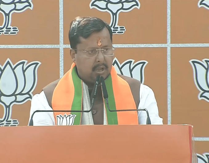 भाजपा के नवनिर्वाचित राष्ट्रीय अध्यक्ष नितिन नबीन ने तमिलनाडु, असम और पश्चिम बंगाल समेत कई राज्यों में जनसांख्यिकीय बदलाव को बड़ी चुनौती बताया। दिल्ली स्थित भाजपा मुख्यालय में उन्होंने कहा कि आगामी विधानसभा चुनावों में पार्टी के सशक्त कार्यकर्ता इन चुनौतियों का सामना करेंगे। उन्होंने भाजपा को एक संस्कार आधारित संगठन बताते हुए 2047 तक विकसित भारत के लक्ष्य को दोहराया और युवाओं से धैर्यपूर्वक राजनीति में सक्रिय रहने का आह्वान किया।