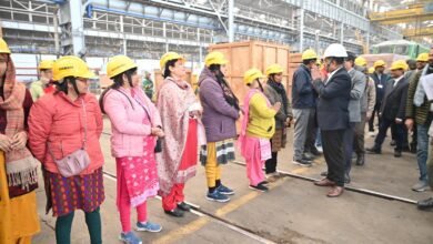 नववर्ष 2026 के अवसर पर बनारस रेल इंजन कारखाना (बरेका) के महाप्रबंधक सोमेश कुमार ने अधिकारियों व कर्मचारियों से भेंट कर शुभकामनाएं दीं। उन्होंने कार्यशालाओं का निरीक्षण किया और बताया कि वित्तीय वर्ष 2025-26 में अब तक 418 लोकोमोटिव का उत्पादन कर बरेका ने ऐतिहासिक उपलब्धि हासिल की है।