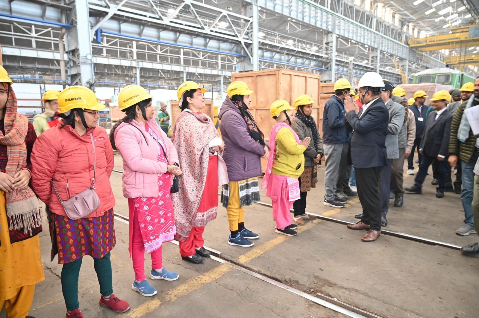 नववर्ष 2026 के अवसर पर बनारस रेल इंजन कारखाना (बरेका) के महाप्रबंधक सोमेश कुमार ने अधिकारियों व कर्मचारियों से भेंट कर शुभकामनाएं दीं। उन्होंने कार्यशालाओं का निरीक्षण किया और बताया कि वित्तीय वर्ष 2025-26 में अब तक 418 लोकोमोटिव का उत्पादन कर बरेका ने ऐतिहासिक उपलब्धि हासिल की है।