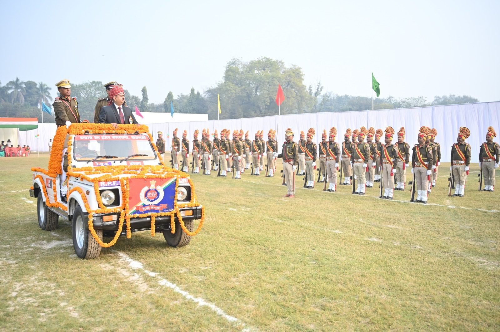 77वें गणतंत्र दिवस के अवसर पर आयोजित भव्य समारोह में परेड, सांस्कृतिक कार्यक्रम और सम्मान समारोह ने सभी का मन मोह लिया। स्कूली छात्रों द्वारा आकर्षक मार्चपास्ट और देशभक्ति नृत्य प्रस्तुत किए गए। कार्यक्रम में विशिष्ट अतिथियों द्वारा प्रतिभाशाली छात्रों को सम्मानित किया गया। तिरंगे की छाया में राष्ट्रगान और देशभक्ति नारों से पूरा परिसर देशप्रेम से सराबोर रहा। आयोजन ने युवाओं में राष्ट्रसेवा व संविधान के प्रति सम्मान की भावना को और मजबूत किया।