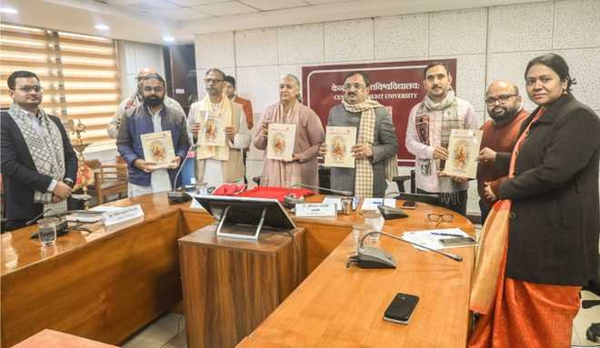 केन्द्रीय संस्कृत विश्वविद्यालय और राष्ट्रीय भारतीय चिकित्सा पद्धति आयोग ने संस्कृत पृष्ठभूमि के छात्रों के लिए आयुर्वेदिक चिकित्सक बनने हेतु 7 वर्ष 6 माह का नया एकीकृत पाठ्यक्रम शुरू किया है। 10वीं के बाद प्रवेश योग्य इस कार्यक्रम में प्रारंभिक आयुर्वेद, बीएएमएस और इंटर्नशिप शामिल होगी। नया आयुर्वेद गुरुकुल पोर्टल शिक्षा, संबद्धता और नियमन की प्रक्रिया को पारदर्शी व डिजिटल बनाएगा।