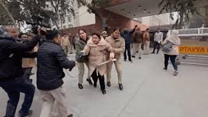 पश्चिम बंगाल में ईडी की छापेमारी के विरोध में गृह मंत्रालय के समक्ष प्रदर्शन कर रहे तृणमूल कांग्रेस के आठ सांसदों को दिल्ली पुलिस ने हिरासत में ले लिया। सांसदों ने केंद्र पर जांच एजेंसियों के दुरुपयोग का आरोप लगाया। इस बीच मुख्यमंत्री ममता बनर्जी ने दावा किया कि ईडी राजनीतिक बदले की भावना से कार्रवाई कर रही है। वहीं ईडी ने मुख्यमंत्री के खिलाफ कलकत्ता उच्च न्यायालय का रुख किया है।