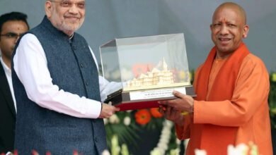 लखनऊ में यूपी दिवस-2026 के अवसर पर केंद्रीय गृह मंत्री अमित शाह और मुख्यमंत्री योगी आदित्यनाथ ने ‘एक जनपद-एक व्यंजन’ (ODOC) योजना का शुभारंभ किया। इस योजना से प्रदेश के 75 जनपदों के विशिष्ट व्यंजनों को ब्रांडिंग, पैकेजिंग और एक्सपोर्ट के माध्यम से वैश्विक पहचान मिलेगी। साथ ही ‘सरदार वल्लभभाई पटेल एम्प्लॉयमेंट एंड इंडस्ट्रियल जोन’ योजना से युवाओं को रोजगार और उद्यमिता के नए अवसर मिलेंगे।