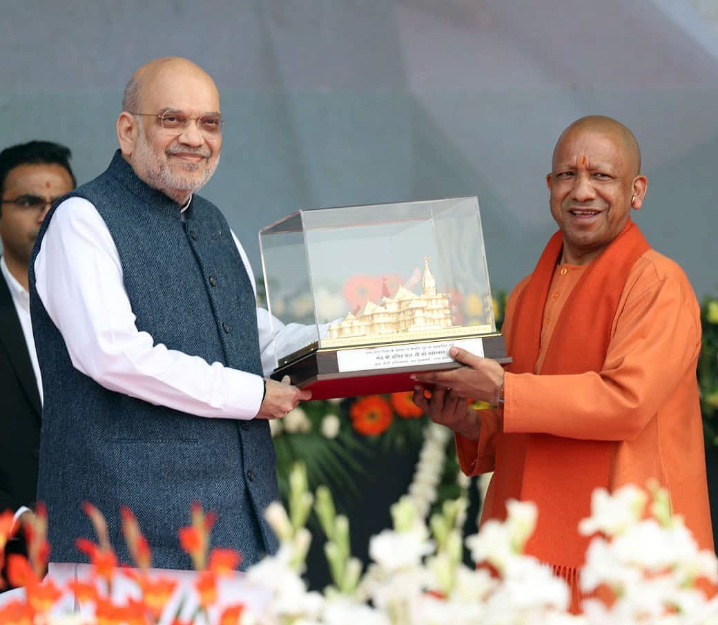 लखनऊ में यूपी दिवस-2026 के अवसर पर केंद्रीय गृह मंत्री अमित शाह और मुख्यमंत्री योगी आदित्यनाथ ने ‘एक जनपद-एक व्यंजन’ (ODOC) योजना का शुभारंभ किया। इस योजना से प्रदेश के 75 जनपदों के विशिष्ट व्यंजनों को ब्रांडिंग, पैकेजिंग और एक्सपोर्ट के माध्यम से वैश्विक पहचान मिलेगी। साथ ही ‘सरदार वल्लभभाई पटेल एम्प्लॉयमेंट एंड इंडस्ट्रियल जोन’ योजना से युवाओं को रोजगार और उद्यमिता के नए अवसर मिलेंगे।