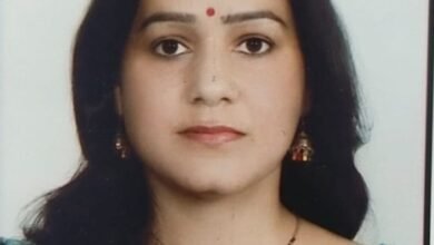 उत्तर प्रदेश के लखीमपुर खीरी की गृहिणी अरुणा श्री के पत्र ने सरकारी योजनाओं के ज़मीनी प्रभाव को उजागर किया है। उज्ज्वला योजना से उनके जीवन में आए बदलाव पर लिखे पत्र के उत्तर में प्रधानमंत्री नरेंद्र मोदी ने महिलाओं के आशीर्वाद को अपनी सबसे बड़ी प्रेरणा बताया। यह पत्र दर्शाता है कि जब योजनाएं सही ढंग से आमजन तक पहुंचती हैं, तो वे सम्मान, सुविधा और आत्मविश्वास का आधार बनती हैं।