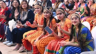 उत्तर प्रदेश दिवस-2026 पर राष्ट्र प्रेरणा स्थल संस्कृति, स्वाद और स्वाभिमान के रंगों में रंगा नजर आया। लोकनृत्य, लोकगीत और पारंपरिक प्रस्तुतियों के साथ ‘एक जनपद-एक व्यंजन’ (ODOC) स्टॉल आकर्षण का केंद्र रहे। आगरा के पेठे से लेकर काशी की ठंडाई तक, यूपी के विविध स्वादों ने लोगों को भावनात्मक रूप से अपने जनपदों से जोड़ा। ओडीओसी योजना से प्रदेश की पाक विरासत को वैश्विक पहचान, रोजगार और पर्यटन को नई गति मिलने की उम्मीद है।