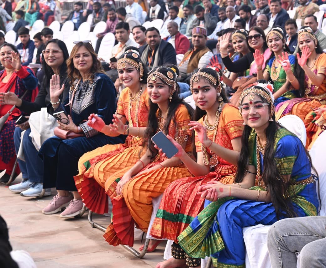 उत्तर प्रदेश दिवस-2026 पर राष्ट्र प्रेरणा स्थल संस्कृति, स्वाद और स्वाभिमान के रंगों में रंगा नजर आया। लोकनृत्य, लोकगीत और पारंपरिक प्रस्तुतियों के साथ ‘एक जनपद-एक व्यंजन’ (ODOC) स्टॉल आकर्षण का केंद्र रहे। आगरा के पेठे से लेकर काशी की ठंडाई तक, यूपी के विविध स्वादों ने लोगों को भावनात्मक रूप से अपने जनपदों से जोड़ा। ओडीओसी योजना से प्रदेश की पाक विरासत को वैश्विक पहचान, रोजगार और पर्यटन को नई गति मिलने की उम्मीद है।