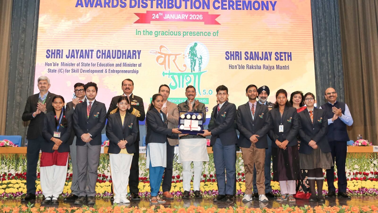 नई दिल्ली में वीर गाथा 5.0 के सुपर-100 विजेताओं को रक्षा राज्य मंत्री संजय सेठ और शिक्षा राज्य मंत्री जयंत चौधरी ने सम्मानित किया। प्रतियोगिता में देश-विदेश के लाखों छात्रों ने भाग लिया, जिनमें बड़ी संख्या में छात्राएं शामिल रहीं। सुपर-100 विजेता 26 जनवरी 2026 को कर्तव्य पथ पर गणतंत्र दिवस परेड के विशेष अतिथि होंगे। कार्यक्रम में मंत्रियों ने छात्रों को विकसित भारत 2047 के ब्रांड एंबेसडर बताते हुए वीर योद्धाओं के बलिदानों से प्रेरणा लेने का आह्वान किया। इस पहल से छात्रों में देशभक्ति, रचनात्मकता और राष्ट्रीय चेतना को नई मजबूती मिल रही है।