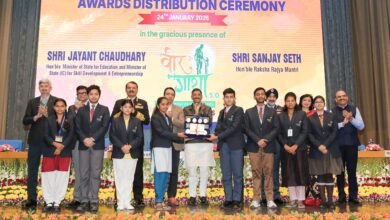 नई दिल्ली में वीर गाथा 5.0 के सुपर-100 विजेताओं को रक्षा राज्य मंत्री संजय सेठ और शिक्षा राज्य मंत्री जयंत चौधरी ने सम्मानित किया। प्रतियोगिता में देश-विदेश के लाखों छात्रों ने भाग लिया, जिनमें बड़ी संख्या में छात्राएं शामिल रहीं। सुपर-100 विजेता 26 जनवरी 2026 को कर्तव्य पथ पर गणतंत्र दिवस परेड के विशेष अतिथि होंगे। कार्यक्रम में मंत्रियों ने छात्रों को विकसित भारत 2047 के ब्रांड एंबेसडर बताते हुए वीर योद्धाओं के बलिदानों से प्रेरणा लेने का आह्वान किया। इस पहल से छात्रों में देशभक्ति, रचनात्मकता और राष्ट्रीय चेतना को नई मजबूती मिल रही है।