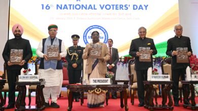 राष्ट्रीय मतदाता दिवस 2026 के अवसर पर राष्ट्रपति द्रौपदी मुर्मू ने कहा कि भारतीय लोकतंत्र की ताकत केवल मतदाताओं की संख्या में नहीं, बल्कि लोकतांत्रिक भावना की गहराई में निहित है। उन्होंने दिव्यांग, बुजुर्ग और दूरदराज़ क्षेत्रों के मतदाताओं की भागीदारी की सराहना की। राष्ट्रपति ने चुनाव आयोग के प्रयासों को लोकतंत्र को समावेशी बनाने की दिशा में अहम बताया और युवाओं से जागरूक, निष्पक्ष और जिम्मेदारीपूर्ण मतदान कर राष्ट्र निर्माण में योगदान देने का आह्वान किया।