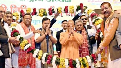 मुख्यमंत्री योगी आदित्यनाथ ने वृंदावन में भाजपा के नवनिर्वाचित राष्ट्रीय अध्यक्ष नितिन नबीन के साथ प्रधानमंत्री के ‘मन की बात’ कार्यक्रम में भाग लिया। सीएम योगी ने कहा कि उत्तर प्रदेश अब ‘बीमारू’ राज्य नहीं, बल्कि देश की अर्थव्यवस्था का मजबूत संबल बन रहा है। उन्होंने ब्रजभूमि की आध्यात्मिक विरासत, डबल इंजन सरकार की उपलब्धियों और युवाओं की बदली पहचान पर जोर देते हुए विकास की गति और तेज करने का संकल्प दोहराया।