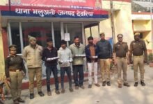 भलुअनी, देवरिया में पुलिस ने टप्पेबाजी व छिनैती करने वाले सक्रिय गिरोह का पर्दाफाश करते हुए चार शातिर अभियुक्तों को गिरफ्तार किया है। आरोपियों के पास व घर से कुल 31,550 रुपये नकद बरामद हुए हैं। यह कार्रवाई एसपी संजीव सुमन के निर्देश, एएसपी सुनील कुमार सिंह के निर्देशन व सीओ बरहज राजेश चतुर्वेदी के पर्यवेक्षण में की गई। गिरोह नोट की गड्डी गिराकर जेवर बदलने की शातिर ठगी करता था।