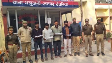 भलुअनी, देवरिया में पुलिस ने टप्पेबाजी व छिनैती करने वाले सक्रिय गिरोह का पर्दाफाश करते हुए चार शातिर अभियुक्तों को गिरफ्तार किया है। आरोपियों के पास व घर से कुल 31,550 रुपये नकद बरामद हुए हैं। यह कार्रवाई एसपी संजीव सुमन के निर्देश, एएसपी सुनील कुमार सिंह के निर्देशन व सीओ बरहज राजेश चतुर्वेदी के पर्यवेक्षण में की गई। गिरोह नोट की गड्डी गिराकर जेवर बदलने की शातिर ठगी करता था।