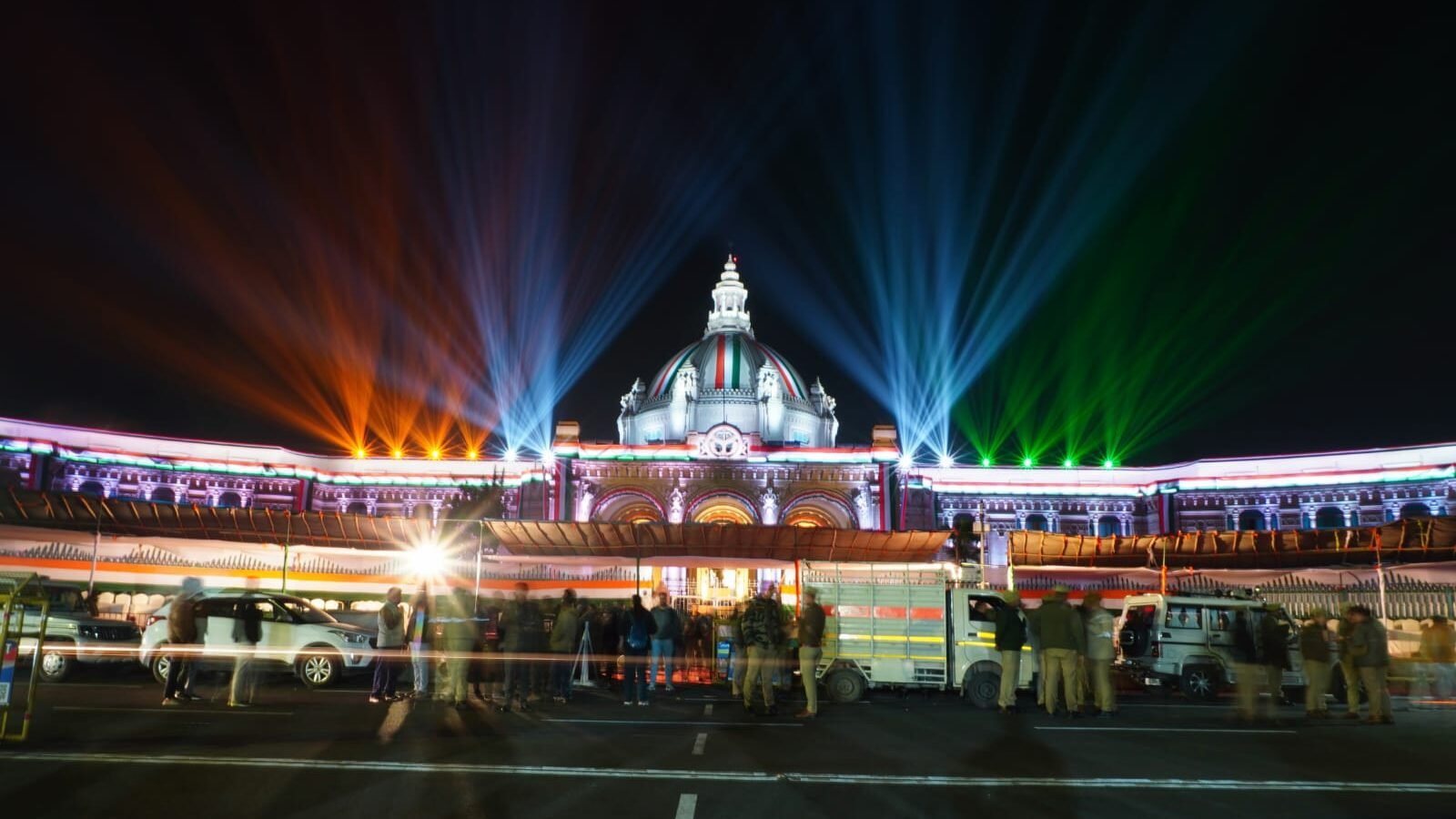 उत्तर प्रदेश की राजधानी लखनऊ में इस वर्ष गणतंत्र दिवस पर ऐतिहासिक और भव्य समारोह का आयोजन किया जा रहा है। ‘एक भारत-श्रेष्ठ भारत’ थीम पर आधारित इस कार्यक्रम में असम, छत्तीसगढ़, बिहार सहित नौ राज्यों के 200 से अधिक कलाकार अपनी सांस्कृतिक प्रस्तुतियां देंगे। सशस्त्र बलों, यूपी पुलिस, एनसीसी कैडेट्स और स्कूली बच्चों की परेड व झांकियां प्रदेश की विकास गाथा को दर्शाएंगी। पुष्पवर्षा और थंडरबोल्ट दल का प्रदर्शन मुख्य आकर्षण रहेगा।