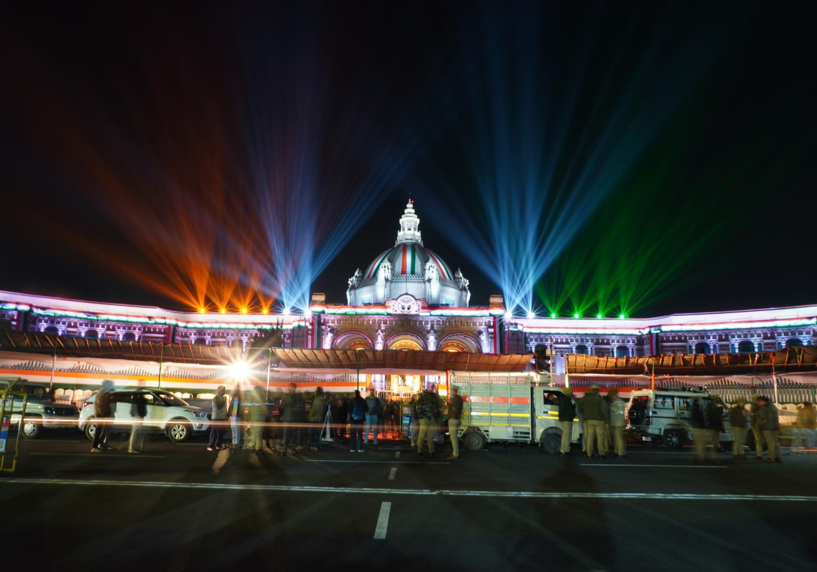 उत्तर प्रदेश की राजधानी लखनऊ में इस वर्ष गणतंत्र दिवस पर ऐतिहासिक और भव्य समारोह का आयोजन किया जा रहा है। ‘एक भारत-श्रेष्ठ भारत’ थीम पर आधारित इस कार्यक्रम में असम, छत्तीसगढ़, बिहार सहित नौ राज्यों के 200 से अधिक कलाकार अपनी सांस्कृतिक प्रस्तुतियां देंगे। सशस्त्र बलों, यूपी पुलिस, एनसीसी कैडेट्स और स्कूली बच्चों की परेड व झांकियां प्रदेश की विकास गाथा को दर्शाएंगी। पुष्पवर्षा और थंडरबोल्ट दल का प्रदर्शन मुख्य आकर्षण रहेगा।