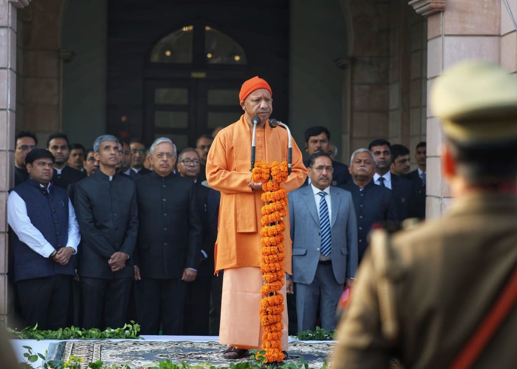 77वें गणतंत्र दिवस पर मुख्यमंत्री योगी आदित्यनाथ ने अपने सरकारी आवास पर ध्वजारोहण किया और प्रदेशवासियों को शुभकामनाएं दीं। उन्होंने कहा कि भारत का संविधान देश की एकता, अखंडता और लोकतांत्रिक मूल्यों का मजबूत आधार है। सीएम योगी ने महात्मा गांधी, डॉ. राजेंद्र प्रसाद, डॉ. भीमराव आंबेडकर, सरदार पटेल और नेताजी सुभाष चंद्र बोस को श्रद्धांजलि दी तथा न्याय, समता और बंधुता को राष्ट्र निर्माण की आधारशिला बताया।