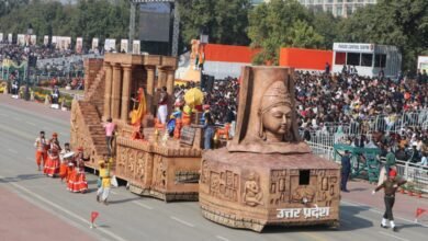 गणतंत्र दिवस-2026 पर कर्तव्य पथ पर प्रस्तुत उत्तर प्रदेश की झांकी ने दर्शकों को मंत्रमुग्ध कर दिया। कालिंजर दुर्ग, ओडीओपी हस्तशिल्प, बुंदेली लोकनृत्य और ब्रह्मोस मिसाइल व एक्सप्रेसवे जैसी आधुनिक झलकियों ने विरासत और विकास के संतुलित संगम के माध्यम से उत्तर प्रदेश की सशक्त और विकसित छवि को राष्ट्रीय मंच पर प्रभावी रूप से प्रस्तुत किया।