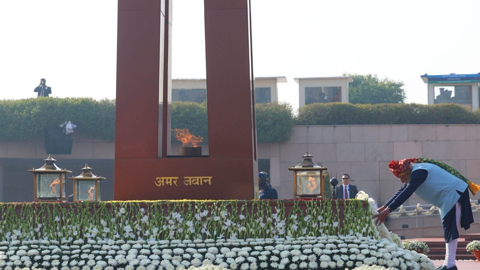 77वें गणतंत्र दिवस पर प्रधानमंत्री नरेंद्र मोदी ने इंडिया गेट स्थित राष्ट्रीय समर स्मारक पर पुष्पचक्र अर्पित कर शहीदों को श्रद्धांजलि दी। इसके साथ ही गणतंत्र दिवस समारोह का औपचारिक शुभारंभ हुआ। प्रधानमंत्री परेड के बाद दर्शकों के बीच पहुंचे और हाथ हिलाकर अभिवादन स्वीकार किया। इस दौरान ‘मोदी-मोदी’ के नारे लगे। शहीदों को नमन और जनता से संवाद ने समारोह को भावनात्मक और ऐतिहासिक बना दिया।