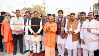 गोरखपुर में मुख्यमंत्री योगी आदित्यनाथ ने 96.50 करोड़ रुपये के खजांची चौराहा फ्लाईओवर और 152.19 करोड़ रुपये के बरगदवा-नकहा रेल ओवरब्रिज का लोकार्पण किया। सीएम योगी ने कहा कि उत्तर प्रदेश अब ‘बीमारू’ नहीं बल्कि ‘ब्रेकथ्रू’ राज्य बन चुका है। मजबूत कानून व्यवस्था, वर्ल्ड क्लास इंफ्रास्ट्रक्चर और निवेश से प्रदेश में रोजगार व विकास की नई राह खुली है। इन परियोजनाओं से गोरखपुर के उत्तरी क्षेत्र में यातायात सुगम होगा और औद्योगिक विकास को गति मिलेगी।