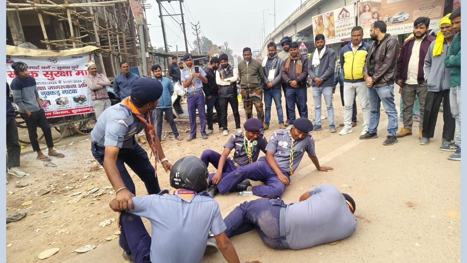 उत्तर प्रदेश में सड़क दुर्घटनाओं पर अंकुश लगाने के उद्देश्य से 1 से 31 जनवरी तक सड़क सुरक्षा माह मनाया जा रहा है। परिवहन विभाग द्वारा जनपद व संभाग स्तर पर कार्यशालाओं के माध्यम से हेलमेट, सीट बेल्ट, ओवरस्पीडिंग और नशे में ड्राइविंग के खिलाफ जागरूकता अभियान चलाया जा रहा है। साथ ही ‘राहवीर योजना’ और कैशलेस उपचार सुविधा की जानकारी दी जा रही है। ट्रैफिक नियमों के उल्लंघन पर सख्त प्रवर्तन कार्रवाई कर हजारों चालान किए गए हैं।