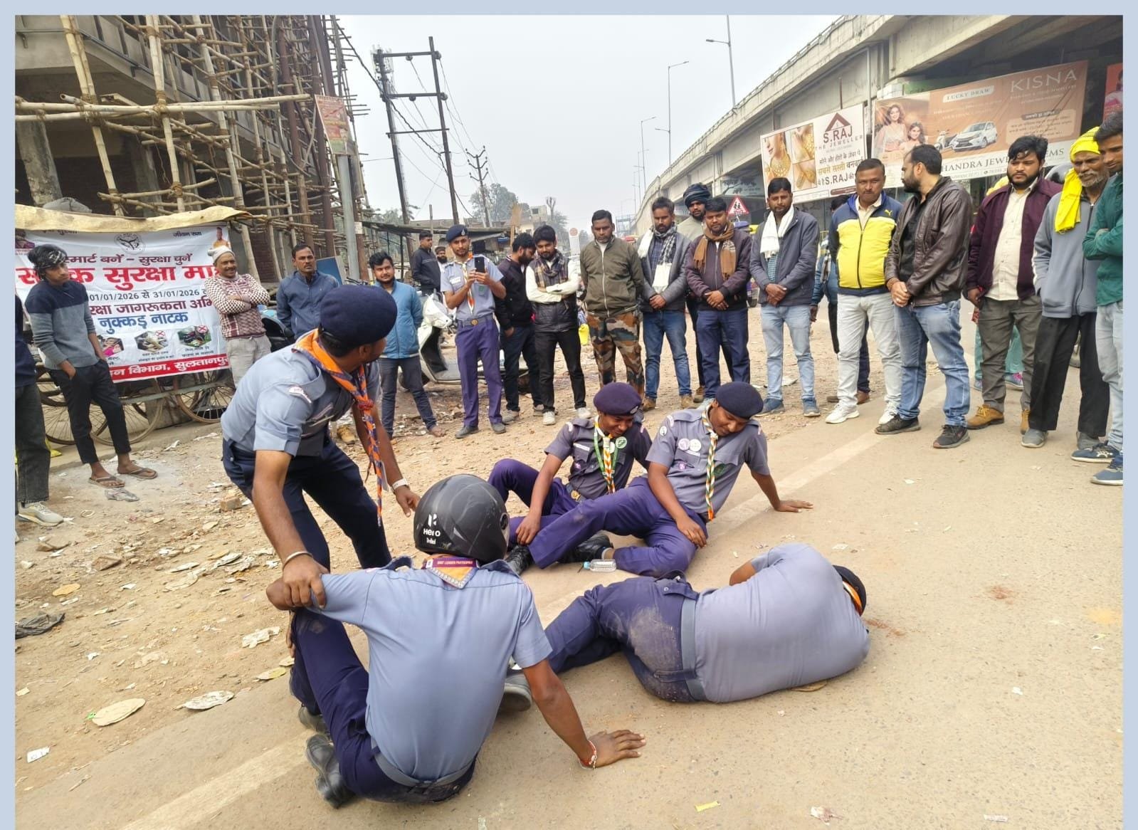 उत्तर प्रदेश में सड़क दुर्घटनाओं पर अंकुश लगाने के उद्देश्य से 1 से 31 जनवरी तक सड़क सुरक्षा माह मनाया जा रहा है। परिवहन विभाग द्वारा जनपद व संभाग स्तर पर कार्यशालाओं के माध्यम से हेलमेट, सीट बेल्ट, ओवरस्पीडिंग और नशे में ड्राइविंग के खिलाफ जागरूकता अभियान चलाया जा रहा है। साथ ही ‘राहवीर योजना’ और कैशलेस उपचार सुविधा की जानकारी दी जा रही है। ट्रैफिक नियमों के उल्लंघन पर सख्त प्रवर्तन कार्रवाई कर हजारों चालान किए गए हैं।