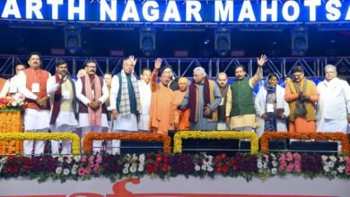 मुख्यमंत्री योगी आदित्यनाथ ने सिद्धार्थनगर महोत्सव का शुभारंभ करते हुए 1052 करोड़ रुपये की 229 विकास परियोजनाओं का लोकार्पण एवं शिलान्यास किया। उन्होंने कहा कि सरकार बिना भेदभाव विकास कर रही है और 25 करोड़ की आबादी को परिवार मानकर योजनाएं लागू की जा रही हैं। सीएम ने इंसेफेलाइटिस उन्मूलन, कनेक्टिविटी, मेडिकल कॉलेज, महिला उद्यमिता, कृषि, फूड प्रोसेसिंग और इकोनॉमिक कॉरिडोर को प्रदेश के विकास का मजबूत आधार बताया।