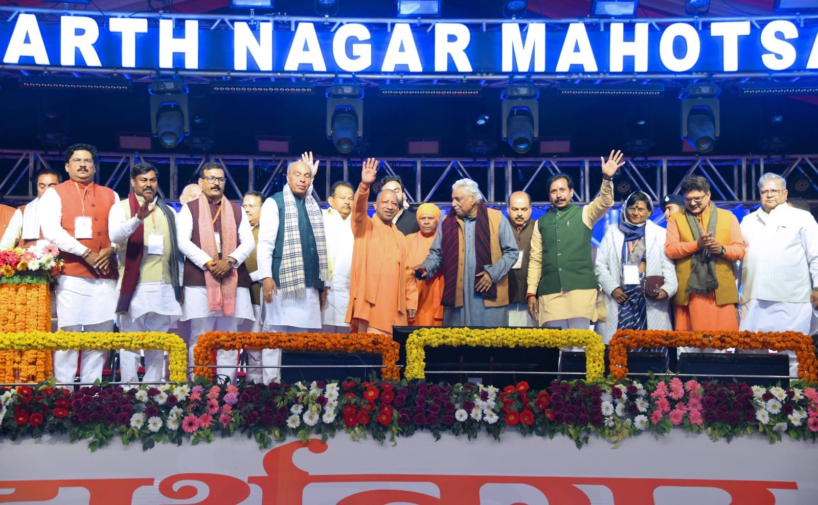 मुख्यमंत्री योगी आदित्यनाथ ने सिद्धार्थनगर महोत्सव का शुभारंभ करते हुए 1052 करोड़ रुपये की 229 विकास परियोजनाओं का लोकार्पण एवं शिलान्यास किया। उन्होंने कहा कि सरकार बिना भेदभाव विकास कर रही है और 25 करोड़ की आबादी को परिवार मानकर योजनाएं लागू की जा रही हैं। सीएम ने इंसेफेलाइटिस उन्मूलन, कनेक्टिविटी, मेडिकल कॉलेज, महिला उद्यमिता, कृषि, फूड प्रोसेसिंग और इकोनॉमिक कॉरिडोर को प्रदेश के विकास का मजबूत आधार बताया।