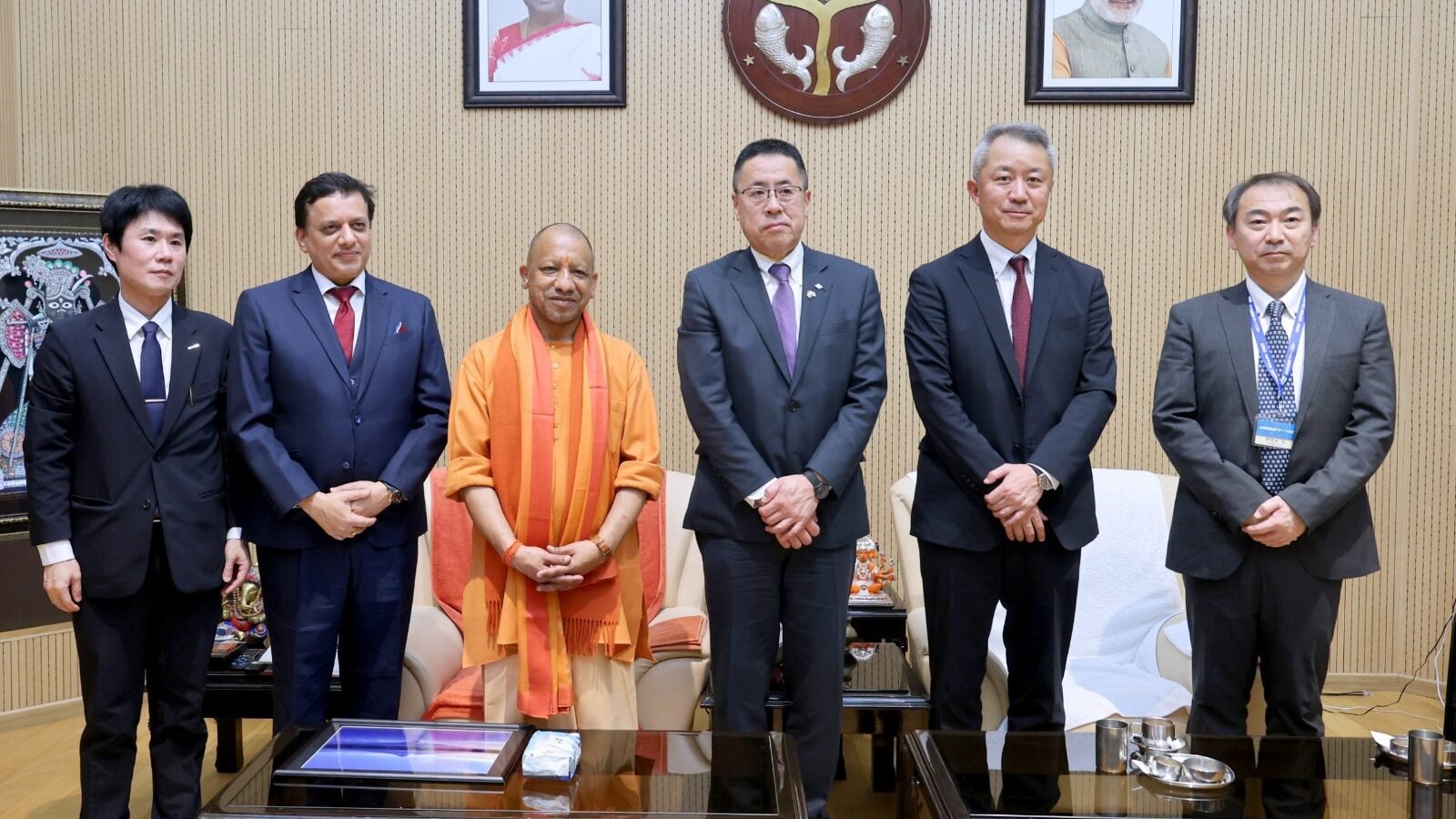 लखनऊ में मुख्यमंत्री योगी आदित्यनाथ से जापान के यामानाशी प्रान्त के उप-राज्यपाल जुनिची इशिडोरा के नेतृत्व में आए उच्चस्तरीय प्रतिनिधिमंडल ने शिष्टाचार भेंट की। बैठक में भारत-जापान रणनीतिक साझेदारी, ग्रीन हाइड्रोजन, नवाचार और सतत औद्योगिक विकास पर सहयोग को आगे बढ़ाने पर चर्चा हुई। वर्ष 2024 में हुए एमओयू के प्रभावी क्रियान्वयन, ग्रीन हाइड्रोजन नीति-2024 और यीडा क्षेत्र में पायलट परियोजना की वाणिज्यिक शुरुआत को अहम उपलब्धि बताया गया।