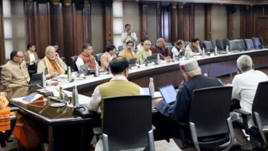 प्रदेश सरकार ने शिक्षा जगत से जुड़े लाखों कर्मियों को बड़ी राहत दी है। मुख्यमंत्री योगी आदित्यनाथ की अध्यक्षता में हुई कैबिनेट बैठक में माध्यमिक व बेसिक शिक्षा विभाग से जुड़े शिक्षक, शिक्षणेत्तर कर्मी और उनके आश्रितों को सरकारी व निजी अस्पतालों में कैशलेस इलाज की सुविधा देने का फैसला लिया गया। इस योजना से लगभग 15 लाख लोग लाभान्वित होंगे। योजना पर करीब 448 करोड़ रुपये का वार्षिक खर्च अनुमानित है। इलाज आयुष्मान भारत मानकों के अनुसार होगा।