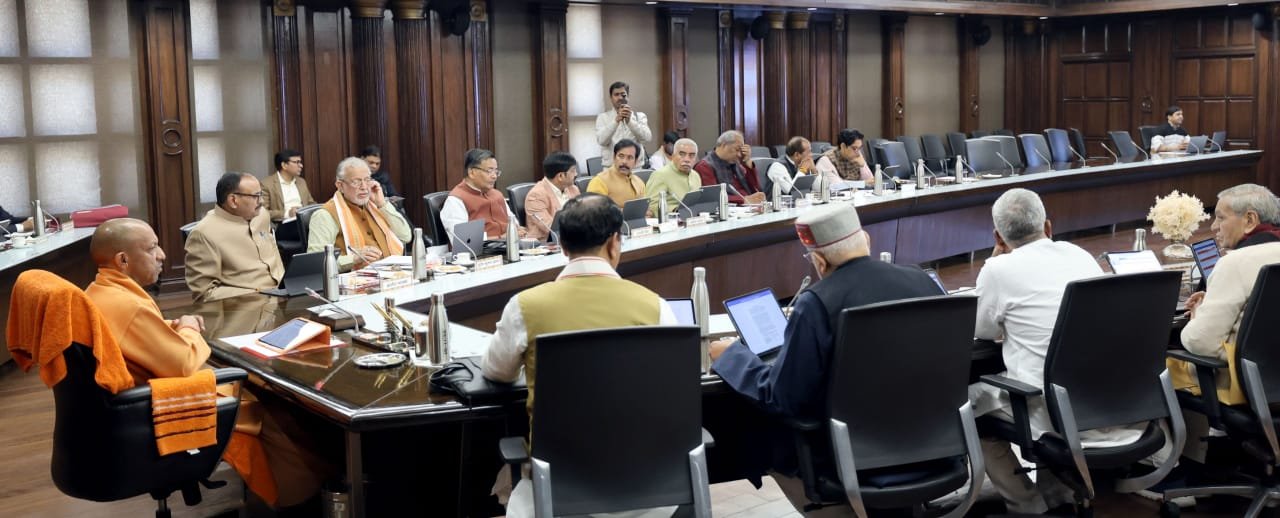 प्रदेश सरकार ने शिक्षा जगत से जुड़े लाखों कर्मियों को बड़ी राहत दी है। मुख्यमंत्री योगी आदित्यनाथ की अध्यक्षता में हुई कैबिनेट बैठक में माध्यमिक व बेसिक शिक्षा विभाग से जुड़े शिक्षक, शिक्षणेत्तर कर्मी और उनके आश्रितों को सरकारी व निजी अस्पतालों में कैशलेस इलाज की सुविधा देने का फैसला लिया गया। इस योजना से लगभग 15 लाख लोग लाभान्वित होंगे। योजना पर करीब 448 करोड़ रुपये का वार्षिक खर्च अनुमानित है। इलाज आयुष्मान भारत मानकों के अनुसार होगा।