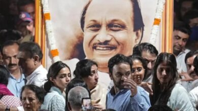 महाराष्ट्र के उप मुख्यमंत्री और राकंपा अध्यक्ष अजित पवार का बारामती में राजकीय सम्मान के साथ अंतिम संस्कार किया गया। उनके बेटों पार्थ पवार और जय पवार ने मुखाग्नि दी। अंतिम संस्कार में अमित शाह, नितिन गडकरी, देवेंद्र फडणवीस, एकनाथ शिंदे सहित कई शीर्ष नेता शामिल हुए। विमान हादसे में निधन के बाद महाराष्ट्र सरकार ने तीन दिन के राजकीय शोक की घोषणा की है। उनके निधन से राज्य की राजनीति में बड़ा शून्य उत्पन्न हो गया है।