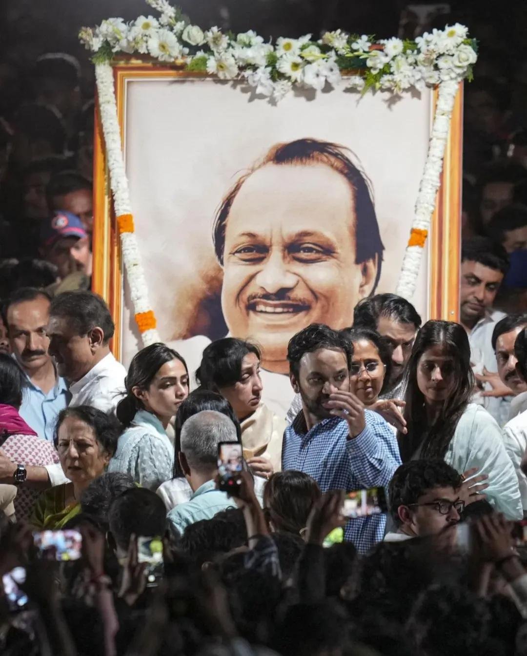 महाराष्ट्र के उप मुख्यमंत्री और राकंपा अध्यक्ष अजित पवार का बारामती में राजकीय सम्मान के साथ अंतिम संस्कार किया गया। उनके बेटों पार्थ पवार और जय पवार ने मुखाग्नि दी। अंतिम संस्कार में अमित शाह, नितिन गडकरी, देवेंद्र फडणवीस, एकनाथ शिंदे सहित कई शीर्ष नेता शामिल हुए। विमान हादसे में निधन के बाद महाराष्ट्र सरकार ने तीन दिन के राजकीय शोक की घोषणा की है। उनके निधन से राज्य की राजनीति में बड़ा शून्य उत्पन्न हो गया है।