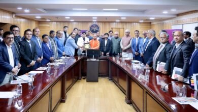 लखनऊ में मुख्यमंत्री योगी आदित्यनाथ की अध्यक्षता में उद्योग संगठनों और उद्यमियों के साथ विशेष बैठक आयोजित हुई। बैठक में बजट 2026-27 के लिए सुझाव आमंत्रित करते हुए ईज़ ऑफ डूइंग बिजनेस को और सरल व प्रभावी बनाने पर चर्चा हुई। डिफेंस कॉरिडोर, औद्योगिक भूमि, अनुपालन सरलीकरण, आईटी, रियल एस्टेट, एमएसएमई, कौशल विकास और समावेशी उद्यमिता को लेकर उद्योग प्रतिनिधियों ने महत्वपूर्ण सुझाव रखे।