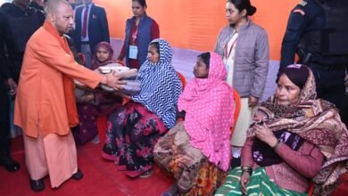 वाराणसी। योगी आदित्यनाथ शनिवार रात शीतलहरी के बीच टाउनहॉल रैनबसेरा पहुंचे और जरूरतमंदों को कंबल व भोजन वितरित किया। बच्चों को चॉकलेट देकर उनका हाल जाना। उन्होंने खुले में सोने से मना करते हुए रैनबसेरों में ठहरने की अपील की। इससे पहले सीएम ने काशी विश्वनाथ मंदिर और काल भैरव मंदिर में पूजा-अर्चना कर प्रदेश की सुख-समृद्धि की कामना की।