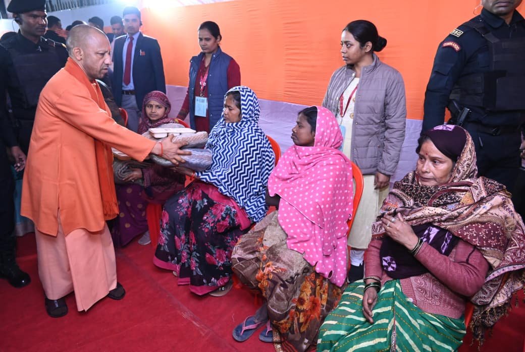 वाराणसी। योगी आदित्यनाथ शनिवार रात शीतलहरी के बीच टाउनहॉल रैनबसेरा पहुंचे और जरूरतमंदों को कंबल व भोजन वितरित किया। बच्चों को चॉकलेट देकर उनका हाल जाना। उन्होंने खुले में सोने से मना करते हुए रैनबसेरों में ठहरने की अपील की। इससे पहले सीएम ने काशी विश्वनाथ मंदिर और काल भैरव मंदिर में पूजा-अर्चना कर प्रदेश की सुख-समृद्धि की कामना की।