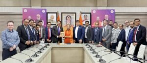 लखनऊ में कैनेडियन हिंदू चैंबर्स ऑफ कॉमर्स के 24 सदस्यीय प्रतिनिधिमंडल ने रविवार को योगी आदित्यनाथ से मुलाकात की। संस्थापक अध्यक्ष नरेश कुमार चावड़ा के नेतृत्व में आए प्रतिनिधिमंडल ने उत्तर प्रदेश में एमएसएमई, धार्मिक पर्यटन और हॉस्पिटैलिटी सेक्टर में निवेश की इच्छा जताई। मुख्यमंत्री ने सरकार की ओर से हरसंभव सहयोग का आश्वासन दिया और प्रतिनिधियों को अयोध्या, काशी विश्वनाथ धाम और प्रयागराज के भ्रमण का आमंत्रण दिया।